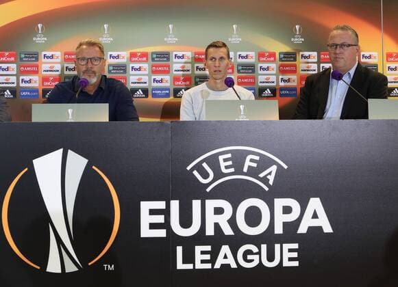 SOCCER - EL, Austria vs Milano, preview VIENNA,AUSTRIA,13.SEP.17 - SOCCER - UEFA Europa League, group stage, FK Austria Wien VS AC Milano, preview, press conference PK Pressekonferenz A.Wien. Image shows head coach Thorsten Fink (A.Wien), Florian Klein (A.Wien) and sports director Franz Wohlfahrt (A.Wien). GEPAxpictures xChristianxOrt