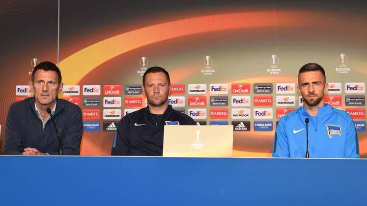 Football men 2017 18 UEFA Euro League Hertha BSC Press conference Spokesman Max Young Hertha BSC Head coach Pal Dardai Hertha BSC Vedad Ibisevic No 19 Hertha BSC 13 09 17 Copyright: xMichaelxHundtx xMatthiasxKochx