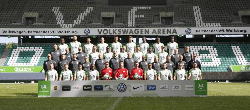 1 Row above l r Nany Landry DIMATA John Anthony Brooks Marcel Tisserand Jeffrey Bruma Ohis Felix UDUOKHAI Robin Knoche Josuha Guilavogui Victor Osimhen Divock Origi 2 Row l r Heribert Ruettgers Nile Scholz Alexander Steinbrenner Yannick Gerhardt Riechedly Bazoer Maximilian Arnold Ignacio Camacho Paul Georges Ntep Gian Luca Itter Guenter Piers Gunter Wilhelm 3 Row l r Andreas Hilfiker Pascal Formann Stephan Kerth Michele Putaro Joerg Drill Patrick Manfred Kroß Sascha White Karl Fredrik Ljungberg Uwe Speidel Andries Jonker Olaf Rebbe 4 Row l r Marvin Stefaniak Paul Verhaegh William Kaylen Hinds Phillip Menzel Koen Casteels Max Gruen Daniel Didavi Jakub Blaszczykowski Sebastian Young Yunus Malli Sports Football Football DFL First 1 Bundesliga men Season 2017 2018 13 09 2017 VfL Wolfsburg Portrait session K