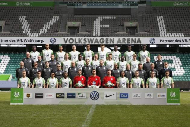 1 Row above l r Nany Landry DIMATA John Anthony Brooks Marcel Tisserand Jeffrey Bruma Ohis Felix UDUOKHAI Robin Knoche Josuha Guilavogui Victor Osimhen Divock Origi 2 Row l r Heribert Ruettgers Nile Scholz Alexander Steinbrenner Yannick Gerhardt Riechedly Bazoer Maximilian Arnold Ignacio Camacho Paul Georges Ntep Gian Luca Itter Guenter Piers Gunter Wilhelm 3 Row l r Andreas Hilfiker Pascal Formann Stephan Kerth Michele Putaro Joerg Drill Patrick Manfred Kroß Sascha White Karl Fredrik Ljungberg Uwe Speidel Andries Jonker Olaf Rebbe 4 Row l r Marvin Stefaniak Paul Verhaegh William Kaylen Hinds Phillip Menzel Koen Casteels Max Gruen Daniel Didavi Jakub Blaszczykowski Sebastian Young Yunus Malli Sports Football Football DFL First 1 Bundesliga men Season 2017 2018 13 09 2017 VfL Wolfsburg Portrait session K