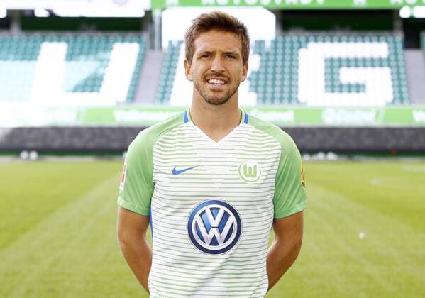 Ignacio Camacho 4 Wolfsburg Sports Football Football DFL First 1 Bundesliga men Season 2017 2018 13 09 2017 VfL Wolfsburg Portrait session Kader Portrait presentation Presentation Press call