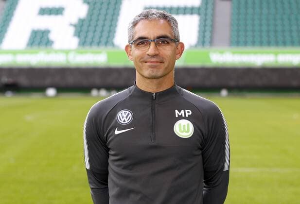 Michele Putaro Physiotherapist Sports Football Football DFL First 1 Bundesliga men Season 2017 2018 13 09 2017 VfL Wolfsburg Portrait session Kader Portrait presentation Presentation Press call
