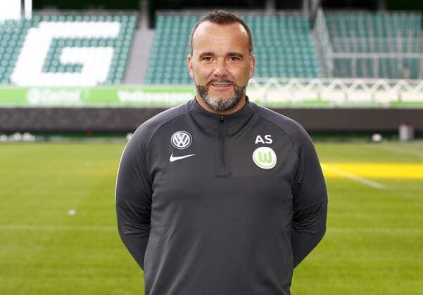 Alexander Steinbrenner Chiropraktor Sports Football Football DFL First 1 Bundesliga men Season 2017 2018 13 09 2017 VfL Wolfsburg Portrait session Kader Portrait presentation Presentation Press call