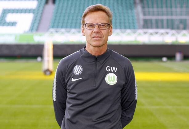 Dr Gunter Wilhelm Team doctor Sports Football Football DFL First 1 Bundesliga men Season 2017 2018 13 09 2017 VfL Wolfsburg Portrait session Kader Portrait presentation Presentation Press call