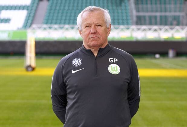 Dr Günter Piers Team doctor Sports Football Football DFL First 1 Bundesliga men Season 2017 2018 13 09 2017 VfL Wolfsburg Portrait session Kader Portrait presentation Presentation Press call