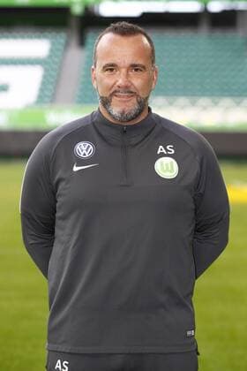 Alexander Steinbrenner Chiropraktor Wolfsburg Sports Football Football DFL First 1 Bundesliga men Season 2017 2018 13 09 2017 VfL Wolfsburg Portrait session Kader Portrait presentation Presentation Press call