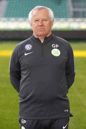 Dr Guenter Piers Team doctor Wolfsburg Sports Football Football DFL First 1 Bundesliga men Season 2017 2018 13 09 2017 VfL Wolfsburg Portrait session Kader Portrait presentation Presentation Press call