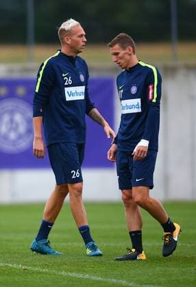 SOCCER - EL, Austria vs Milano, preview STEINBRUNN,AUSTRIA,13.SEP.17 - SOCCER - UEFA Europa League, group stage, FK Austria Wien VS AC Milano, preview, training A.Wien. Image shows Raphael Holzhauser and Florian Klein (A.Wien). GEPAxpictures xCh.xKelemen