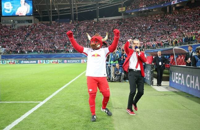RB Leipzig Monaco Football Champions League Leipzig 13 09 2017 Red Bull Arena Football UEFA Champions League Group G 1 Matchday RB Leipzig vs AS Monaco in Picture presenter Tim Tölke and Mascots Bulli