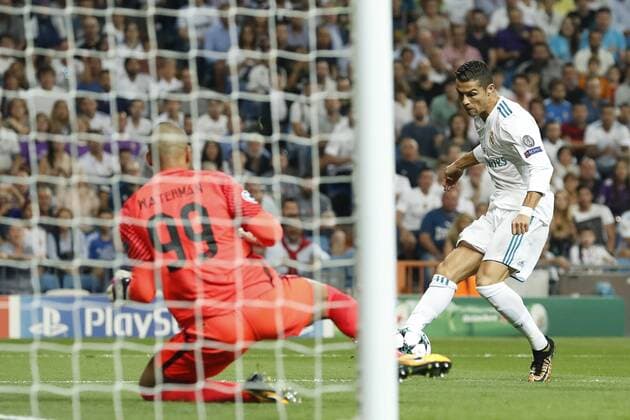 Fußball, CL, Real Madrid - Apoel Nikosia (L-R) goalkeeper Boy Waterman of APOEL FC, Cristiano Ronaldo of Real Madrid 1-0 during the UEFA Champions League group H match between Real Madrid and APOEL FC on September 13, 2017 at the Santiago Bernabeu stadium in Madrid, Spain. UEFA Champions League 2017 2018 xVIxVIxImagesx xMauricexvanxSteenxIVx 8734795