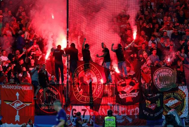 Themen der Woche - SPORT Bilder des Tages - SPORT SOCCER - CL, Maribor vs Spartak MARIBOR,SLOVENIA,13.SEP.17 - UEFA Champions League, group stage, NK Maribor vs FK Spartak Moscow. Image shows the fans of Spartak with fire bengals. GEPAxpictures xDavidxRodriguez