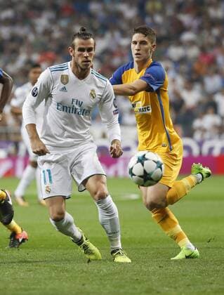 Bilder des Tages - SPORT Fußball, CL, Real Madrid - Apoel Nikosia Real Madrid s Welsh midfielder Gareth Bale (L) and Apoel s Hungarian midfielder Roland Sallai vie for the ball during their UEFA Champions League match at the Santiago Bernabeu stadium in Madrid, Spain, 13 September 2017. Real Madrid vs. Apoel !ACHTUNG: NUR REDAKTIONELLE NUTZUNG!  Copyright: xJuanJo-Martinx MAD001 20170913-636409339308902589