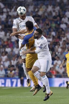 Fußball, CL, Real Madrid - Apoel Nikosia Real Madrid s players Daniel Carvajal and Carlos Henrique Casimiro (L) go for a header against Apoel s Belgian striker Igor de Camargo during their UEFA Champions League match at the Santiago Bernabeu stadium in Madrid, Spain, 13 September 2017. Real Madrid vs. Apoel !ACHTUNG: NUR REDAKTIONELLE NUTZUNG!  Copyright: xKikoxHuescax MAD003 20170913-636409340626010589