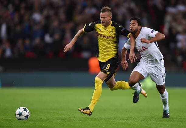 Bilder des Tages - SPORT Tottenham Hotspur v Borussia Dortmund UEFA Champions League Borussia Dortmund?s Andriy Yarmolenko holds off Tottenham Hotspur s Mousa Dembele during the UEFA Champions League match at Wembley Stadium, London Content Not Available For UK Newspapers Copyright: xDanielxHamburyx FIL-10659-0011