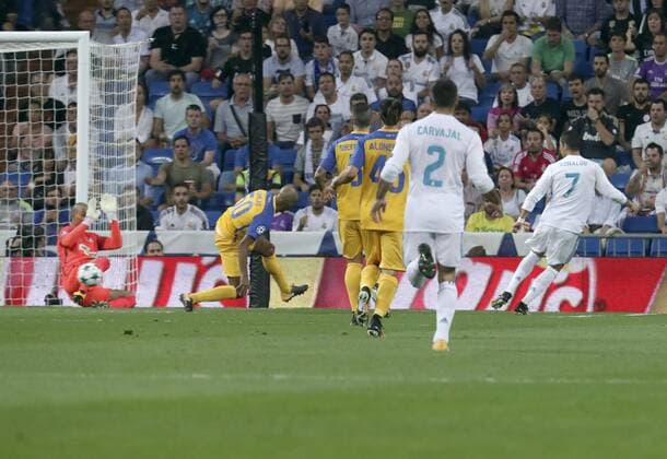 Fußball, CL, Real Madrid - Apoel Nikosia Real Madrid s Portuguese striker Cristiano Ronaldo (R) jubilates the first goal against Apoel during their UEFA Champions League match at the Santiago Bernabeu stadium in Madrid, Spain, 13 September 2017. Real Madrid vs. Apoel !ACHTUNG: NUR REDAKTIONELLE NUTZUNG!  Copyright: xKikoxHuescax MAD012 20170913-636409344488472589