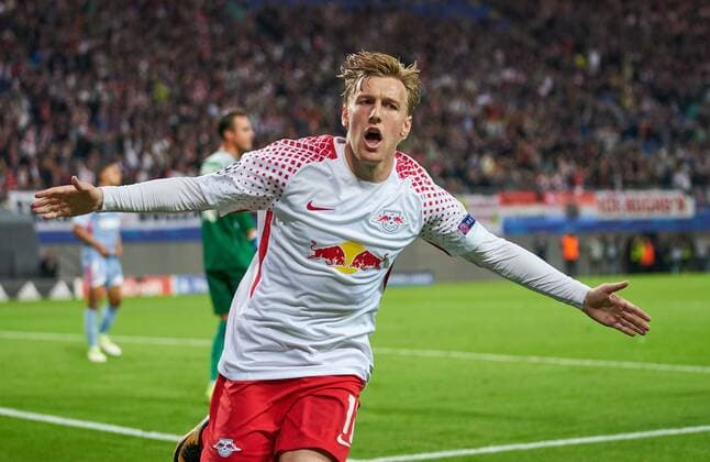RB10 Emil Forsberg RB Leipzig 10 goal celebration cheering After the goal to 1 0 cheering cheer cheering happiness Emotions celebrate Laughing cheering Look forward tears The Arms vertical ballt The fist RB Leipzig AS Monaco Group stage Leg Football UEFA Champions League Leipzig 13 09 2017 CL Season 2017 2018