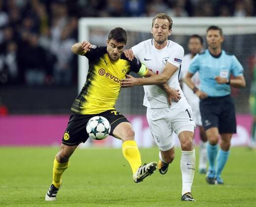 Bilder des Tages - SPORT Tottenham s Harry Kane tussles with Dortmund s Sokratis Papstathopoulos during the champions league match at Wembley Stadium, London. Picture date 13th September 2017. Picture credit should read: David Klein Sportimage EDITORIAL USE ONLY. No use with unauthorised audio, video, data, fixture lists, club league logos or live services. Online in-match use limited to 120 images, no video emulation. No use in betting, games or single club league player publications.