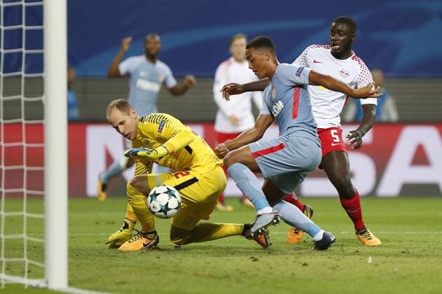 Youri Tielemans Monaco 17 Scorer shoots goal reached the goal to 1 1 goal Results Goals Scores The Goal Action Action shot against Peter Gulacsi Leipzig Football UEFA Champions League Lawn ball sport Leipzig AS Monaco xtgx
