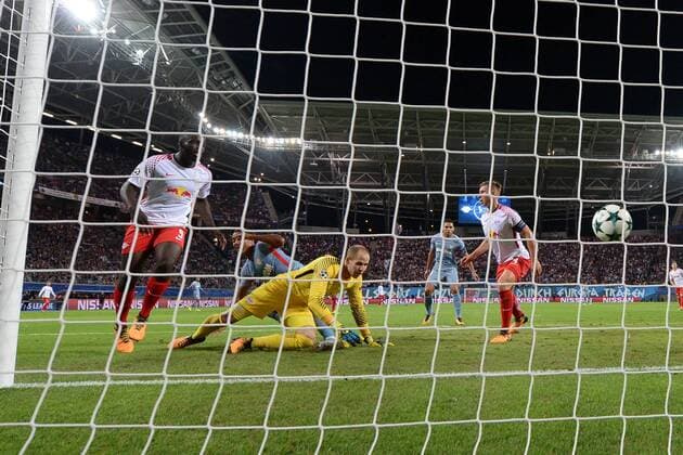 Football men Season 2017 2018 Champions League Group G 1 Matchday RB Leipzig AS Monaco Youri Tielemans No 17 AS Monaco reached against Dayot Upamecano No 5 RB Leipzig and TW Peter Gulacsi No 32 RB Leipzig the goal to 1 1 13 09 2017 Copyright: xMatthiasxKochx