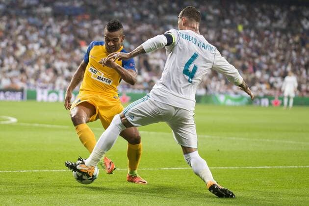 Bilder des Tages - SPORT Fußball, CL, Real Madrid - Apoel Nikosia Real Madrid s Sergio Ramos and Apoel s Lorenzo Ebecillo during UEFA Champions League match between Real Madrid and Apoel at Santiago Bernabeu Stadium in Madrid, Spain September 13, 2017.  (20170913019)