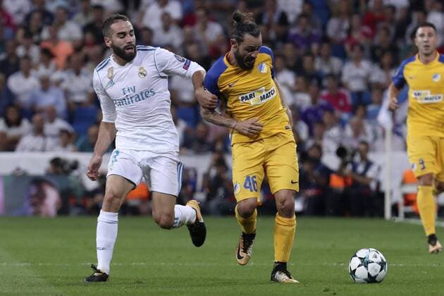 Real Madrid s defender Daniel Carvajal (L) and Apoel s midfielder Efstathios Aloneftis vie for the ball during the UEFA Champions League match between Real Madrid and Apoel at the Santiago Bernabeu stadium in Madrid, Spain, 13 September 2017. Real Madrid vs. Apoel !ACHTUNG: NUR REDAKTIONELLE NUTZUNG!  Copyright: xKikoxHuescax MAD027 20170913-636409371906951972