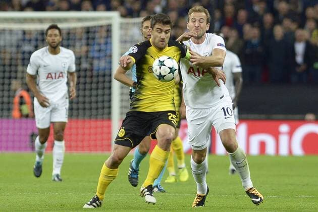 London England 13 09 2017 UEFA Champions League 2017 18 Season Group H Matchday 1 Tottenham Hotspur Borussia Dortmund from left Sokratis Dortmund Harry Kane Tottenham