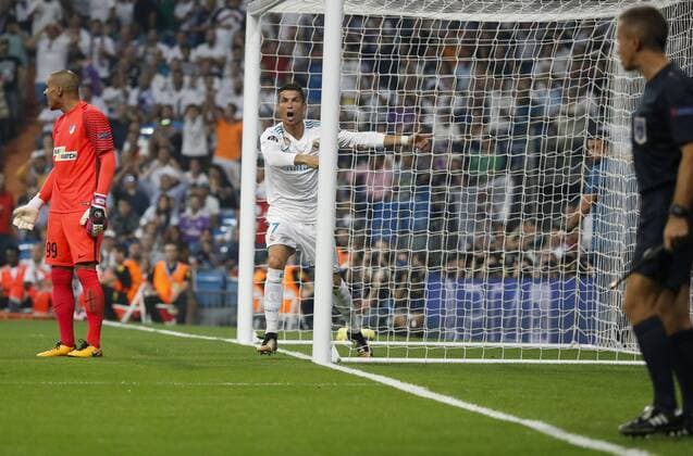Real Madrid s Portuguese midfielder Cristiano Ronaldo argues with the referee during the UEFA Champions League match between Real Madrid and Apoel at the Santiago Bernabeu stadium in Madrid, Spain, 13 September 2017. Real Madrid vs. Apoel !ACHTUNG: NUR REDAKTIONELLE NUTZUNG!  Copyright: xJuanJoxMartinx MAD035 20170913-636409376816945972