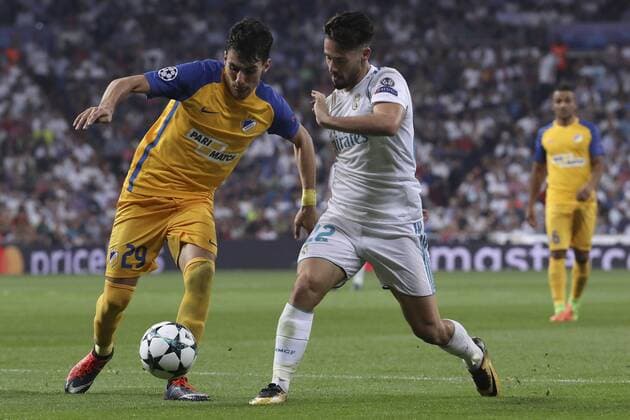 Real Madrid s Isco (R) and Apoel s Vouros vie for the ball during the UEFA Champions League match between Real Madrid and Apoel at the Santiago Bernabeu stadium in Madrid, Spain, 13 September 2017. Real Madrid vs. Apoel !ACHTUNG: NUR REDAKTIONELLE NUTZUNG!  Copyright: xKikoxHuescax MAD038 20170913-636409378989089972