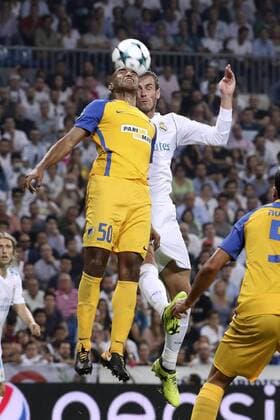 Fußball, CL, Real Madrid - Apoel Nikosia Real Madrid s Welsh midfielder Gareth Bale (C) and Apoel s Brazilian defender Carlos Alberto Carlao vie for the ball during the UEFA Champions League match between Real Madrid and Apoel at the Santiago Bernabeu stadium in Madrid, Spain, 13 September 2017. Real Madrid vs. Apoel !ACHTUNG: NUR REDAKTIONELLE NUTZUNG!  Copyright: xKikoxHuescax MAD045 20170913-636409391767697972