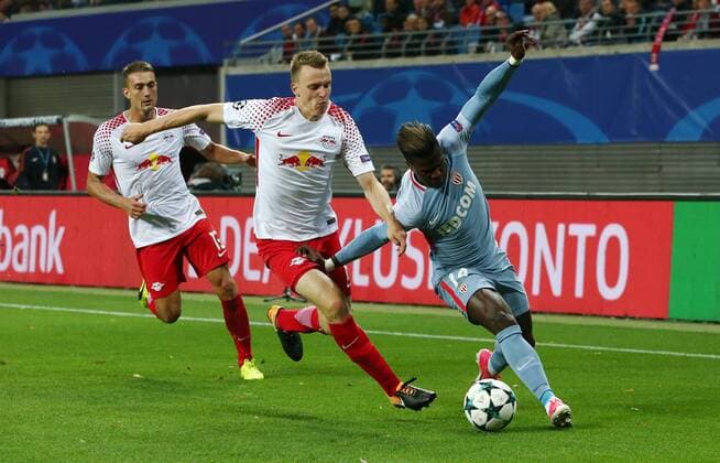 Lukas Klostermann Keita Balde Action shot Game scene duel Sports Football Football UEFA CL Champions League men Season 2017 2018 13 09 2017 RB Leipzig RBL vs AS Monaco