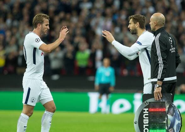 Harry Kane of Tottenham Hotspur is replaced by Fernando Llorente of Tottenham Hotspur during the UEFA Champions League group stage match between Tottenham Hotspur and Borussia Dortmund at Wembley Stadium, London, England on 13 September 2017. Copyright: xVincexMignottx 16640046