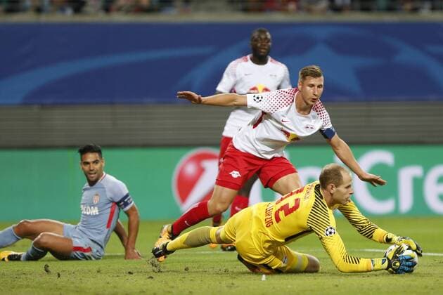 Peter Gulacsi Leipzig parried Parade Gloss parade holds the Ball Action Action shot behind him Willi Orban Leipzig Football UEFA Champions League Lawn ball sport Leipzig AS Monaco xtgx