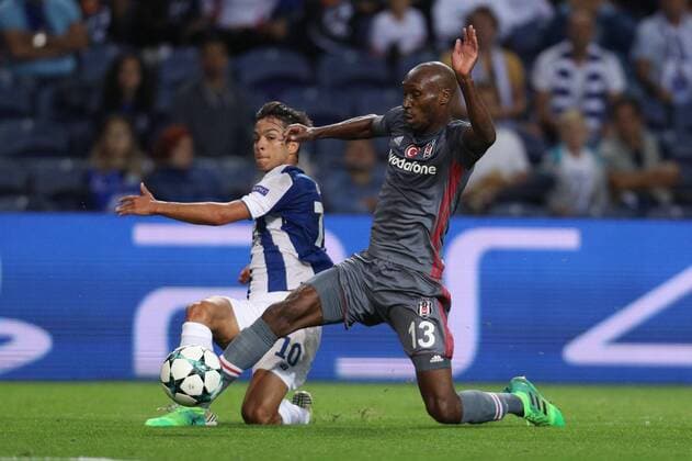 September 13, 2017 - Porto, Porto, Portugal - Porto s Spanish midfielder Oliver Torres (L) vies with Besiktas midfielder Atiba Hutchinson (R) during the FC Porto v Besiktas - UEFA Champions League Group G round one match at Dragao Stadium on September 13, 2017 in Porto, Portugal. FC Porto v Besiktas - UEFA Champions League  - ZUMAn230 20170913_zaa_n230_179 Copyright: xDpix