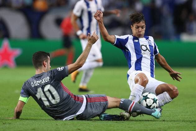 September 13, 2017 - Porto, Porto, Portugal - Porto s Spanish midfielder Oliver Torres (R) vies with Besiktas midfielder Oguzhan Ozyakup (L) during the FC Porto v Besiktas - UEFA Champions League Group G round one match at Dragao Stadium on September 13, 2017 in Porto, Portugal. FC Porto v Besiktas - UEFA Champions League  - ZUMAn230 20170913_zaa_n230_181 Copyright: xDpix