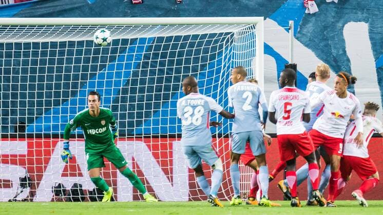 Diego Benaglio AS Monaco 16 Goalkeeper Goalkeeper can the Eckball ward Corner Kick Eckball Corner Corner Football Men UEFA Champions League RB Leipzig AS Monaco xprx