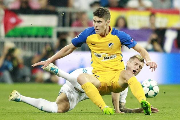 Real Madrid s Toni Kroos (b) and Apoel FC s Roland Sallai during Champions League Group H match 1. September 13,2017.  (20170913145)