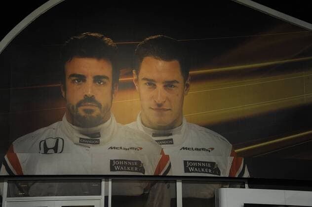 Ambiente antes del GP de F1 de Singapur en el circuito de Marian Bay. En la imagen, una foto de de Fernando Alonso y Stoffel Vandoorne. Atmosphere before Singapore F1 GP at Marina Bay circuit.In this picture, a picture of Fernando Alonso and Stoffel Vandoorne.  RV RACING PRESS