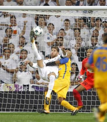 Bilder des Tages - SPORT Partido de la Champions League disputado entre Real Madrid y Apoel. En la imagen, Cristiano Ronaldo logra su segundo gol. Champions League match played between Real Madrid and Apoel. In this picture, Cristiano Ronaldo scores his second goal. 