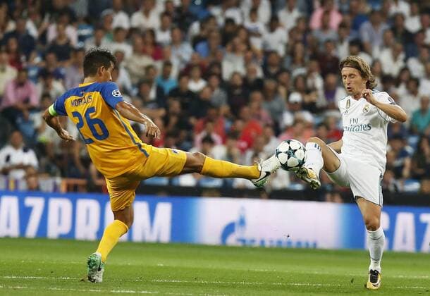 Partido de la Champions League disputado entre Real Madrid y Apoel. En la imagen, Modric y Morais. Champions League match played between Real Madrid and Apoel. In this picture, Modric and Morais. 