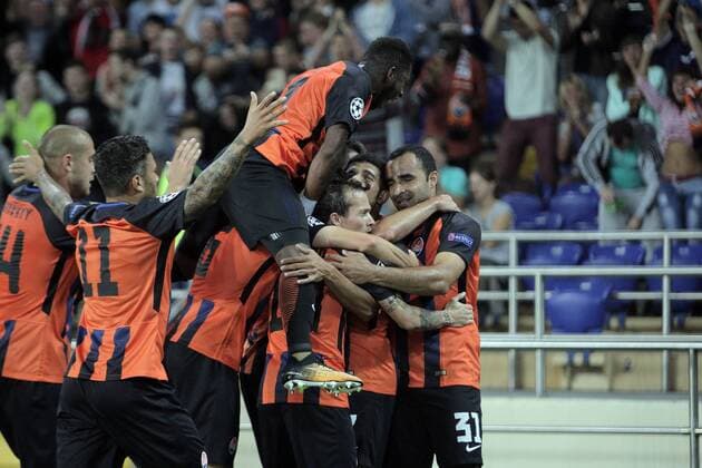 Players of FC Shakhtar Donetsk celebrate upon scoring during the UEFA Champions League Group F game against SSC Napoli at the Metalist Stadium in Kharkiv, northeastern Ukraine, September 13, 2017. Ukrinform. KHARKIV. FC Shakhtar Donetsk has claimed a 2-1 win over SSC Napoli during the UEFA Champions League Group F game at the Metalist Stadium in Kharkiv on September 13. Pitmen s midfielder Taison (15 ) put his team on the road to victory early in the game, while forward Facundo Ferreyra (58 ) sealed the lead. Although Napoli s forward Arkadiusz Milik (72 ) took a successful penalty kick, the hosts held on for victory. The triumph in Kharkiv added up to Shakhtar s wins in the first seven competitive matches this season. On the other hand, the defeat meant for SSC Napoli the end of the winning streak after five straight victories. Shakhtar scores 2-1 in Kharkiv, ends Napoli s winning streak  Copyright: xVyacheslavxMadiyevskyyx