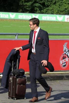 1 FC Cologne Euro League Departure to Game at Arsenal London Jonas Hector with Neck Pillows 13 09 2017