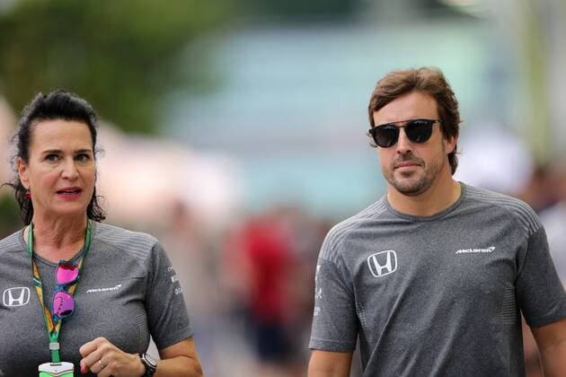 14.09.2017 - Silvia Frangipane Hoffer (ITA) Mclaren PR Officer and Fernando Alonso (ESP) McLaren MCL32 Singapore Grand Prix 14 - 17 September 2017 14.09.2017 - Silvia Frangipane Hoffer (ITA) Mclaren PR Officer and Fernando Alonso (ESP) McLaren MCL32 