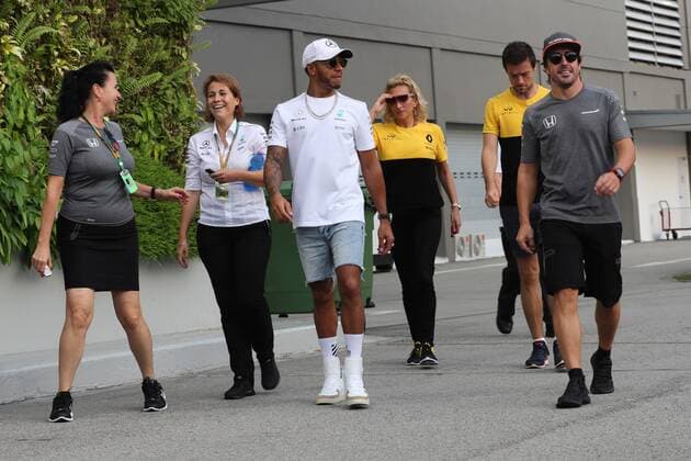 Singapore Grand Prix 14 - 17 September 2017 14.09.2017 - Lewis Hamilton (GBR) Mercedes AMG F1 W08 and Fernando Alonso (ESP) McLaren MCL32 