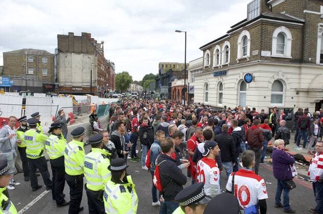 Bilder des Tages - SPORT Arsenal v FC Cologne UEFA Champions League Police have to close the road at Highbury corner and Highbury Place due to FC Cologne fans before the UEFA Champions League match at the Emirates Stadium, London Content Not Available For UK Newspapers Copyright: xAlanxStanfordx FIL-10666-0001
