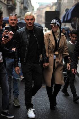 Bilder des Tages - SPORT Milan, Mauro Icardi and Wanda Nara new look shopping in the center by Versace Mauro Icardi striker in Argentina and Inter, arrives in the center with his wife Wanda Nara aboard his new car. Mauro Icardi features a new blonde platinum hair cut, and together with his wife they enter the Versace boutique for shopping. They leave after more than an hour with many fans, photographers and under heavy rain.  Copyright: xMimmoxCarrierox xIPAx xMimmoxCarrierox