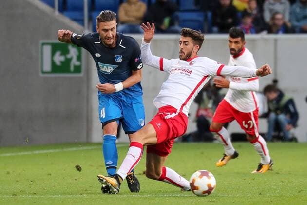 v left Ermin Bicakcic Hoffenheim 4 Joao Paulo Dias Fernandes Paulinho Braga 20 duel Duel Duel Tackle Tackling Dynamics Action Action shot Football UEFA Europe League TSG 1899 Hoffenheim SC Braga xozx