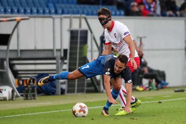 v left Lukas Rupp Hoffenheim 7 Nikola Vukcevic Braga 35 duel Duel Duel Tackle Tackling Dynamics Action Action shot Football UEFA Europe League TSG 1899 Hoffenheim SC Braga xozx