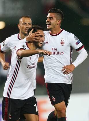 SOCCER - EL, Austria vs Milano VIENNA,AUSTRIA,14.SEP.17 - SOCCER - UEFA Europa League, group stage, FK Austria Wien VS AC Milano. Image shows the rejoicing of Hakan Calhanoglu (Milano) and Andre Silva (Milano). GEPAxpictures xPhilippxBrem