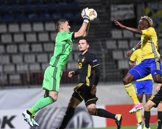 From left goalie ZVONIMIR MIKULIC of Tiraspol and UBONG MOSES EKPAI of Zlin in action during the Football Europa League 1st round group F match: Fastav Zlin vs Sheriff Tiraspol in Olomouc, Czech Republic, September 14, 2017. (CTKxPhoto LudekxPerina) CTKPhotoP201709140927401  DSC_6477