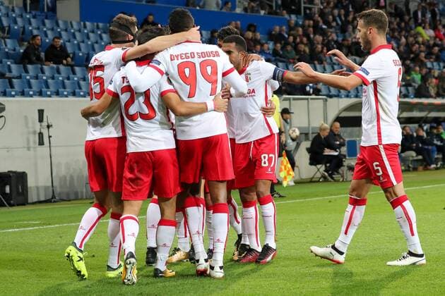Players of SC Braga cheer above the goal to 1 1 cheering goal celebration Goals Celebrate The Goal Goal Celebration cheering ueber the goal optimistic Action Action shot Football UEFA Europe League TSG 1899 Hoffenheim SC Braga xozx